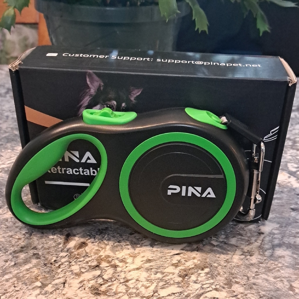 Pina Black and Green Retractable Dog Leash And Ecessaries - Picture 3 of 6